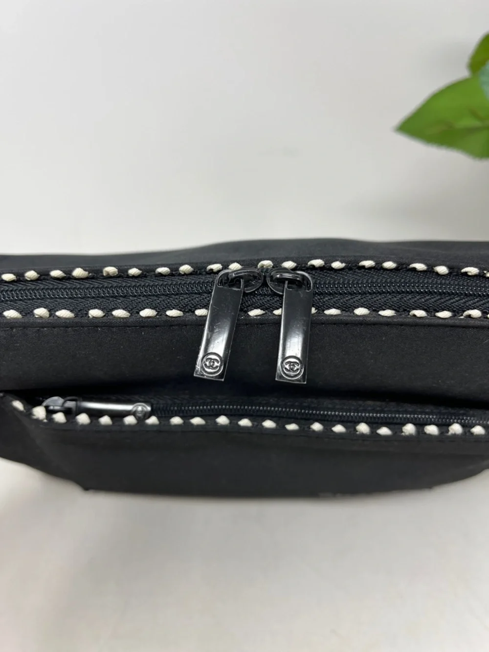 CHANEL PARFUMS ZIPPER COSMETIC POUCH BLACK WITH WHITE TRIM BONUS CRÈME SHOP EYE